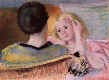  cheveux Art - Mère se peignant Saras cheveux pas de mères des enfants Mary Cassatt